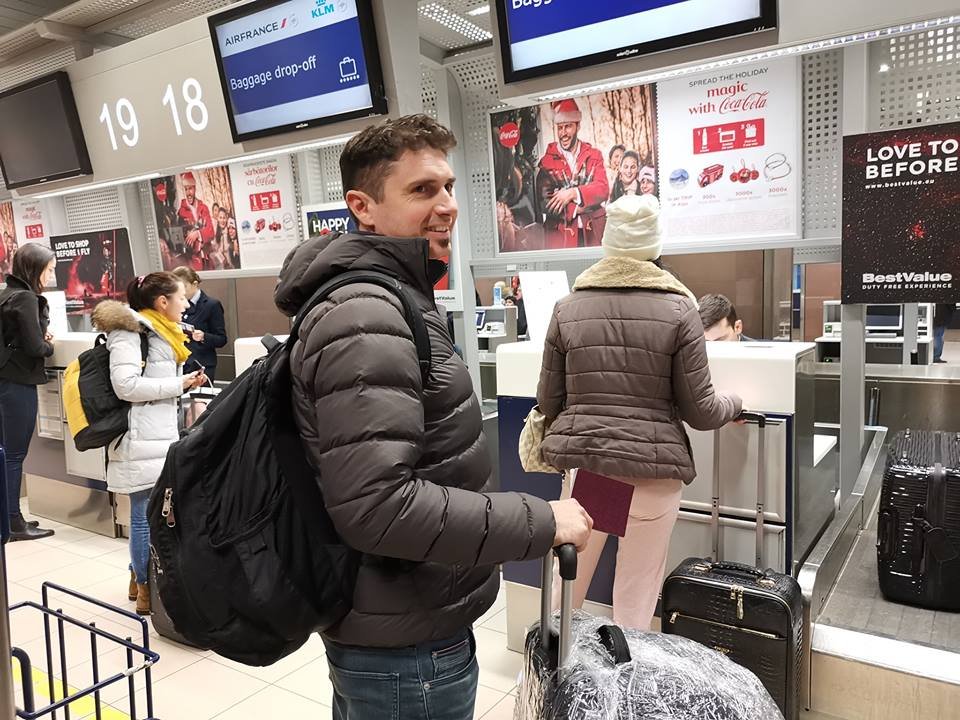 Gyenes Emánuel a Henri Coandă-repülőtéren •  Fotó: Facebook/Emanuel Gyenes - Mani