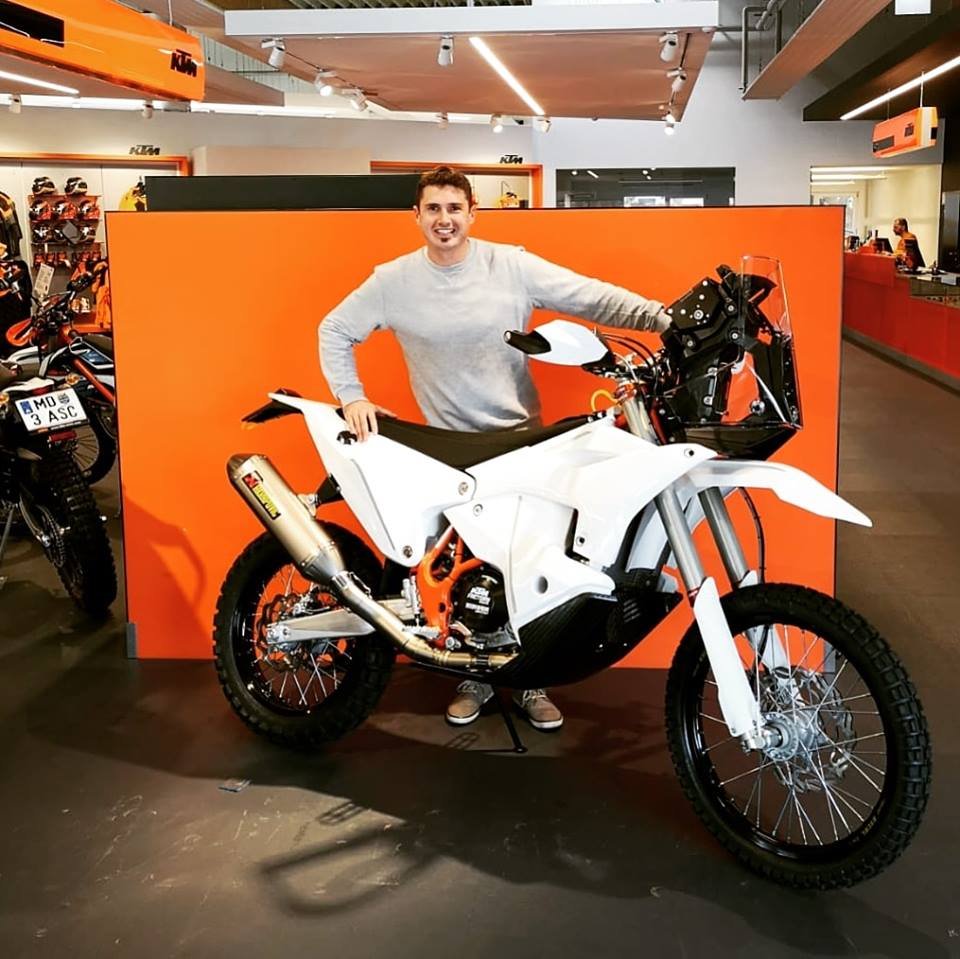 Gyenes Mani az új motorral. A szatmárnémeti versenyző túlszárnyalná 2016-os eredményét, amikor összetettben az előkelő 14. helyet szerezte meg •  Fotó: Facebook/Emanuel Gyenes - Mani