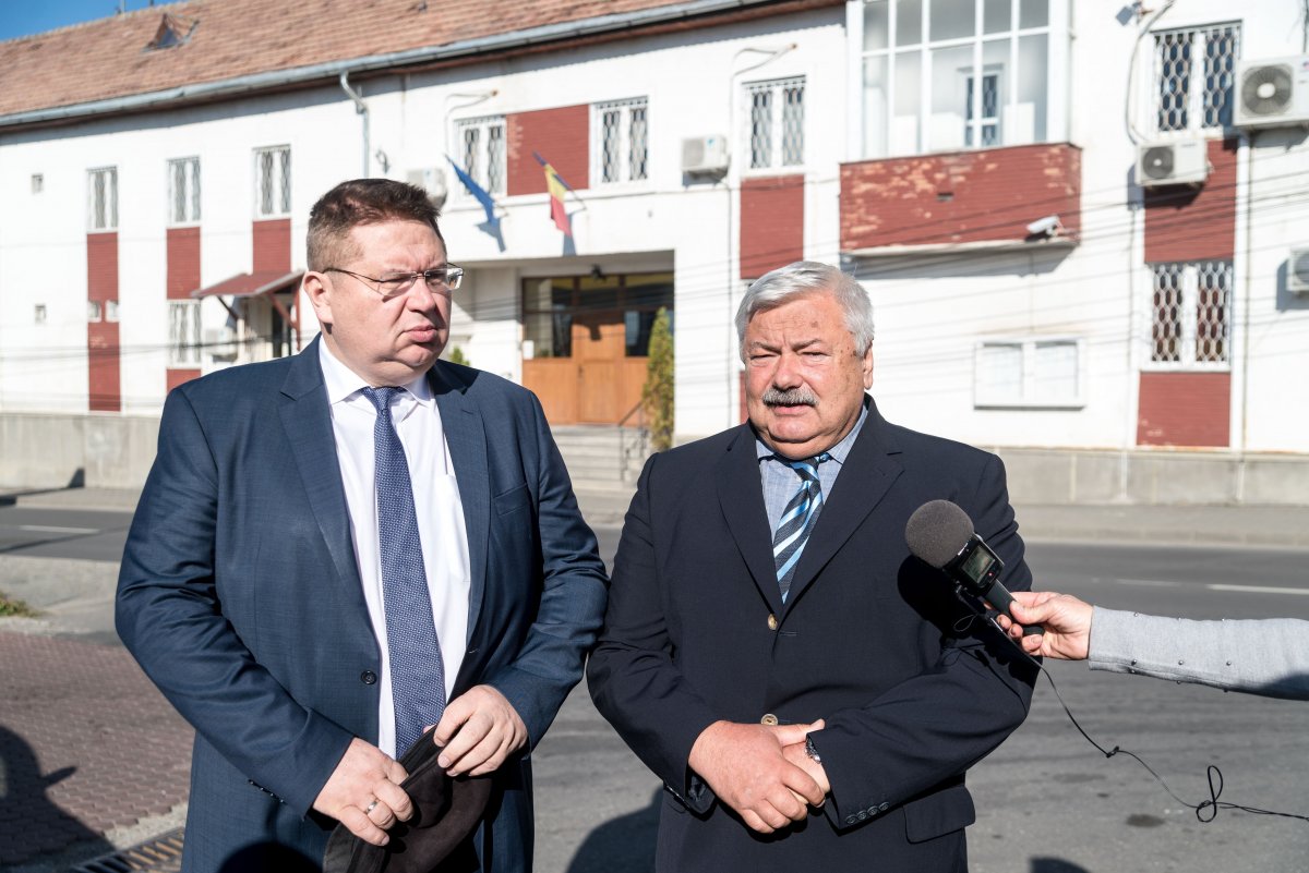 Bajkai István és Lomnici Zoltán a csíkszeredai börtön előtt, ahol Bekééket először fogva tartották. Ismét felemelték a hangjukat a székely terrorperben zajló igazságtalanságok miatt •  Fotó: MTI/Veres Nándor