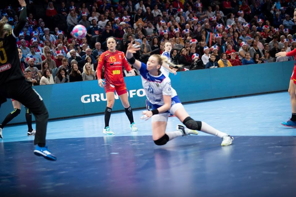 Az oroszok (világos mezben) a második félidőben lelépték román ellenfelüket •  Fotó: Facebook/EHF EURO