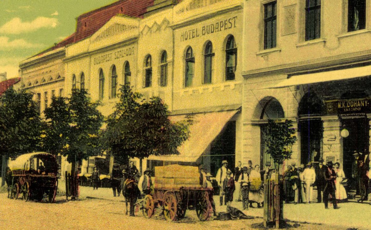 Itt is felléptek. A villámgyorsan átkeresztelt szálloda épülete a Kossuthban •  Fotó: Kepeslapok.wordpress.com
