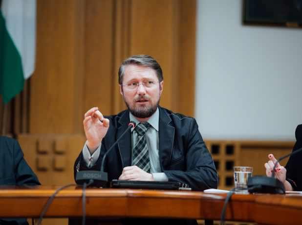 Pontosan. Szabó Ödön szerint az javíthat az állami körülményeken, ha növelik a normatív finanszírozást •  Fotó: RMDSZ