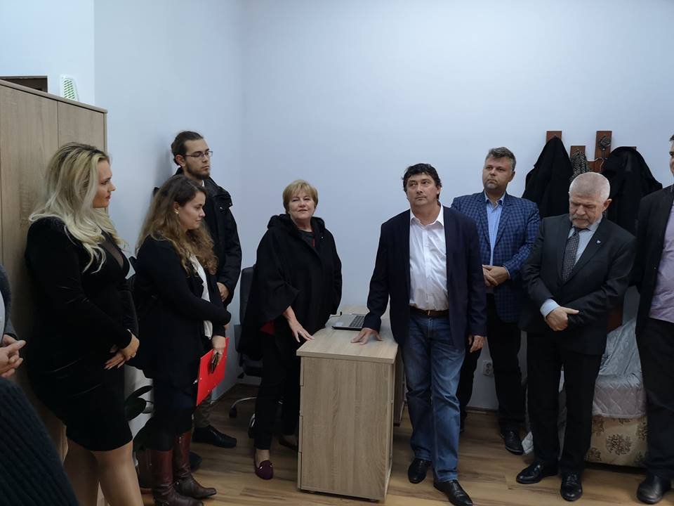 Szili Katalin (az asztal mellett) csütörtökön részt vett Kulcsár-Terza József kolozsvári képviselői irodájának megnyitóján is • Fotó: Facebook/Kulcsár Terza József