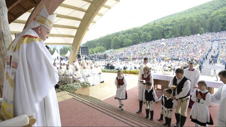Székelyruhában a Szentatya előtt. Történelmi pillanat volt •  Fotó: vaticannews.va