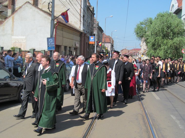 Létkérdés az anyanyelvű felsőoktatás – Elballagtak a Partiumi Keresztény Egyetem végzősei Nagyváradon