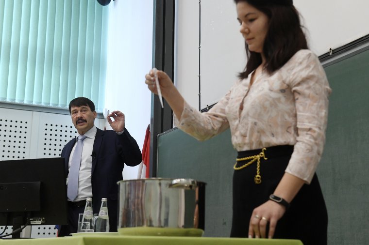 Az embernek a saját természetével kell megküzdenie – a klímaváltozásról tartott előadást Áder János Csíkszeredában