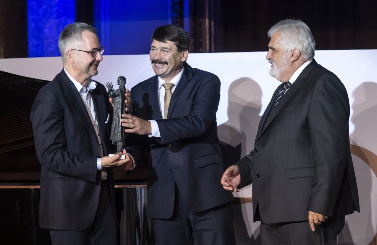 „Erős hálózat a nemzet”: Barabási Albert-László székelyföldi származású fizikus kapta az idei Bolyai-díjat