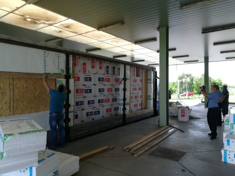 Több mint félmillió doboz csempészett cigarettát foglaltak le a magyar–román határon