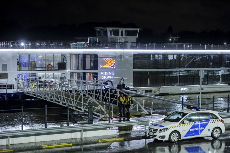 Továbbra is keresik a dunai hajóbalesetben eltűnt 21 embert