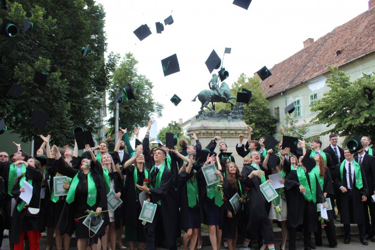 Ballagók a Farkas utcai templomban: elbúcsúztak a Sapientia kolozsvári hallgatói
