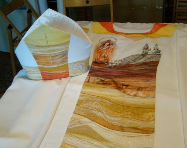 Harmóniával és melegséggel hímezve: elkészült Ferenc pápa csíksomlyói miseruhája