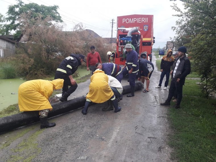 Félszáz háztartást öntött el a víz Arad megyében, országszerte gondokat okozott a nagy eső