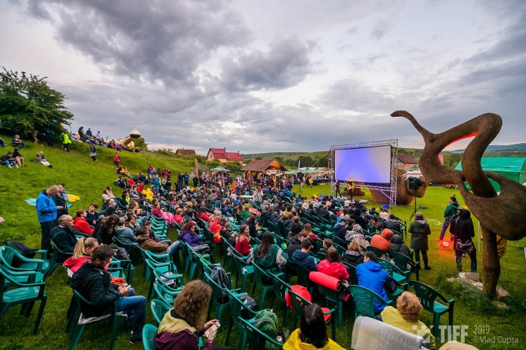 Múltidézés szénaszobrok között – Woodstock világbékéje is befészkelte magát a TIFF-re