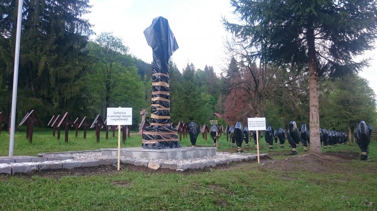 Aktivisták letakarták az úzvölgyi betonkereszteket, a nylonzsákokat később eltávolították