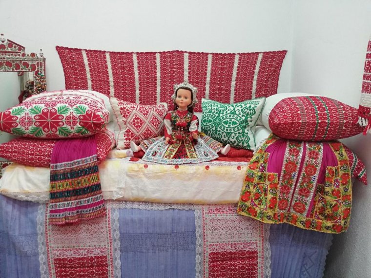 Tisztaszoba népi kincsekkel – a kalotaszegi Mákófalva népi kultúráját, hagyományait ismerteti a Kolozsváron megnyílt kiállítás