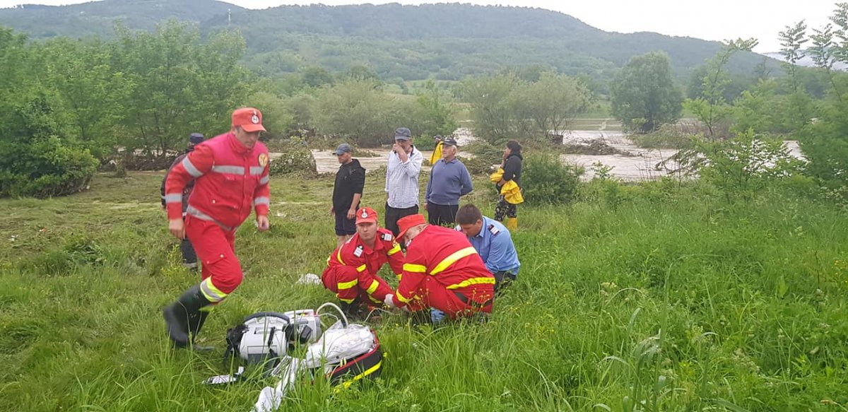 Tűzoltokból, rendőrökből és csendőrökből álló csapatok siettek a bajba jutott lakosság segítségére •  Fotó: Katasztrófavédelem