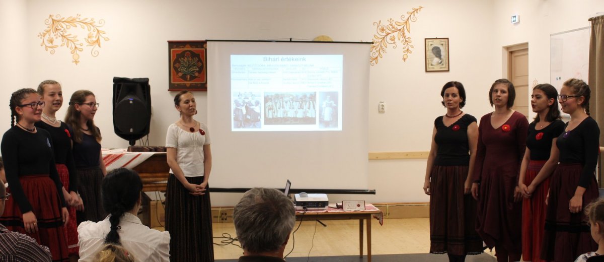 Brugós Anikó (balról a negyedik) szerint terveik közé tartozik, hogy minél jobban feltérképezzék saját régiójukat, elsősorban Bihar megyét és a Partiumot •  Fotó: Facebook.com/Brugós Anikó