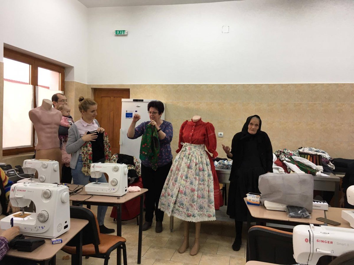 Viseletmustra. Bogya Anna, Lelik Berta és Haraklányi Mária a népviseletvarró tanfolyam krasznai állomásán •  Fotó: Facebook.com/SzIT