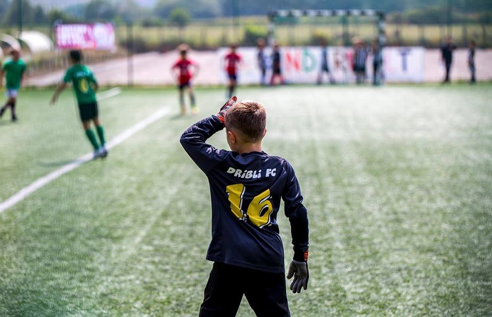 Várják a kezdő sípszót. A szombat-vasárnapi 5. Dribli Majális Kupán 18 korosztályos csapat több mint kétszáz játékosa mérkőzik meg (képünk illusztráció) •  Fotó: Facebook/DRIBLI Erdélyi Gyerekfoci Klub