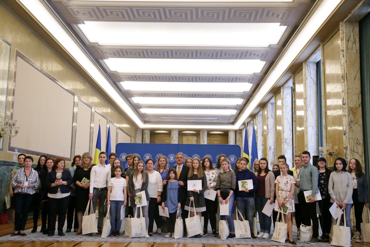 Csoportkép a díjazott diákokkal &bullet;  Fotó: Gov.ro