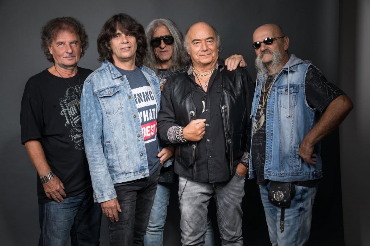 A Karthago billentyüse, Gidófalvy Attila (jobboldalt)  háromszéki kötődésű