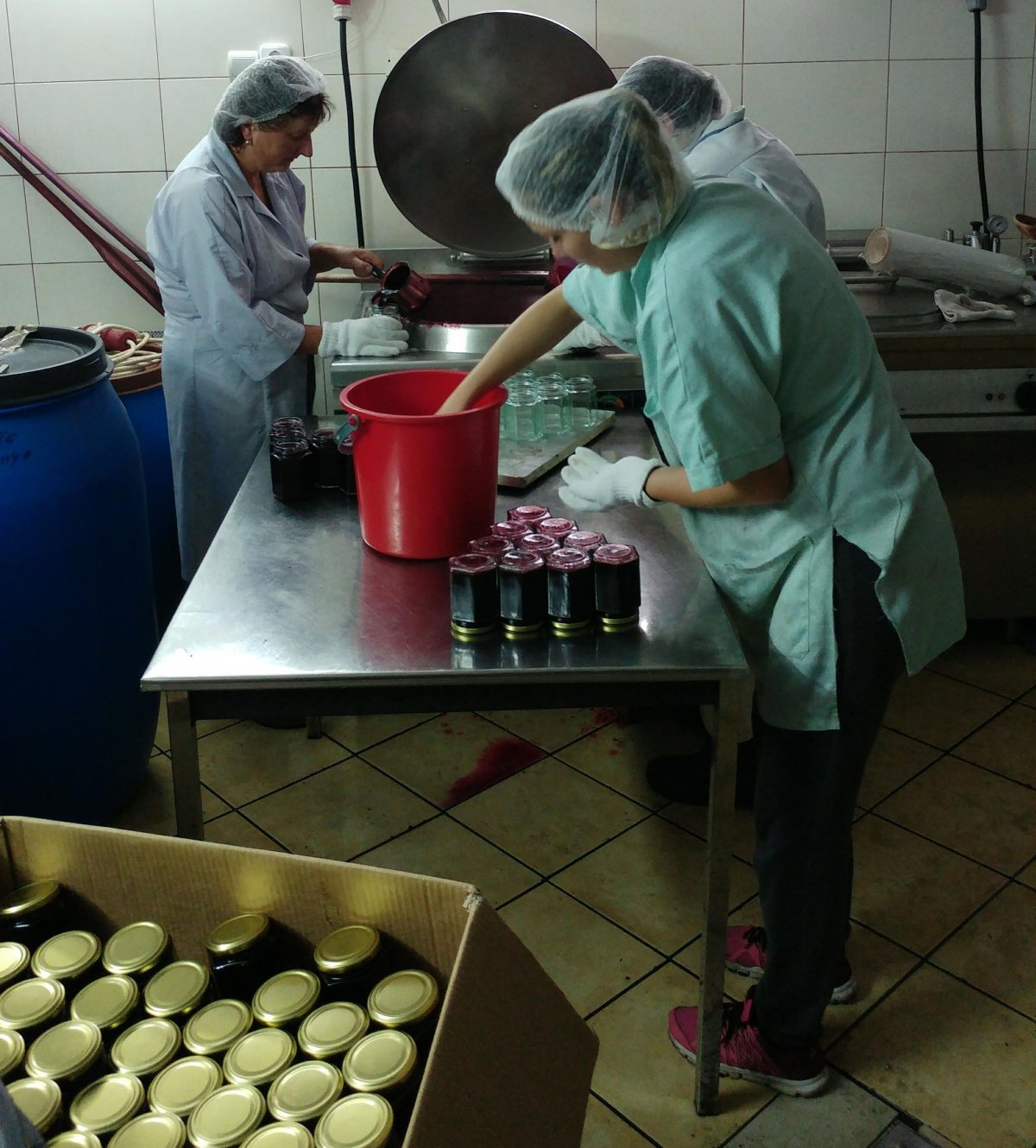 Készül az áfonyalekvár Gáll Erzsébet gyergyószentmiklósi íz- és szörpkészítőnél 