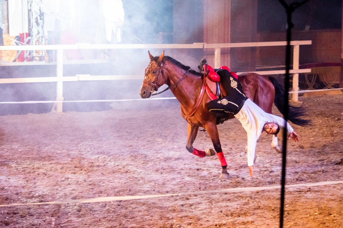 Még szerencse. Az erős fények miatt a színészek semmit sem érzékeltek az incidensből &bullet;  Fotó: Nemzeti Lovas Színház