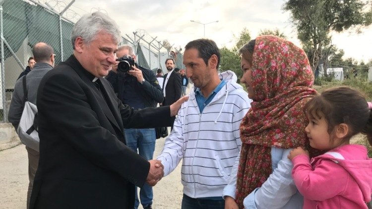 Konrad Krajewski bíboros, a szegényeket segítő pápai alamizsnahivatal vezetője (balra) &bullet;  Fotó: Vatican News