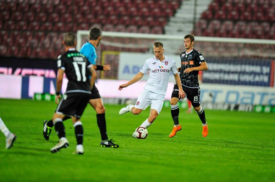 Lang Ádám (világos mezben) a 2018/2019-es szezonban tizennyolc bajnoki meccsen szerepelt a CFR-ben •  Fotó: Facebook/CFR 1907 CLUJ-NAPOCA