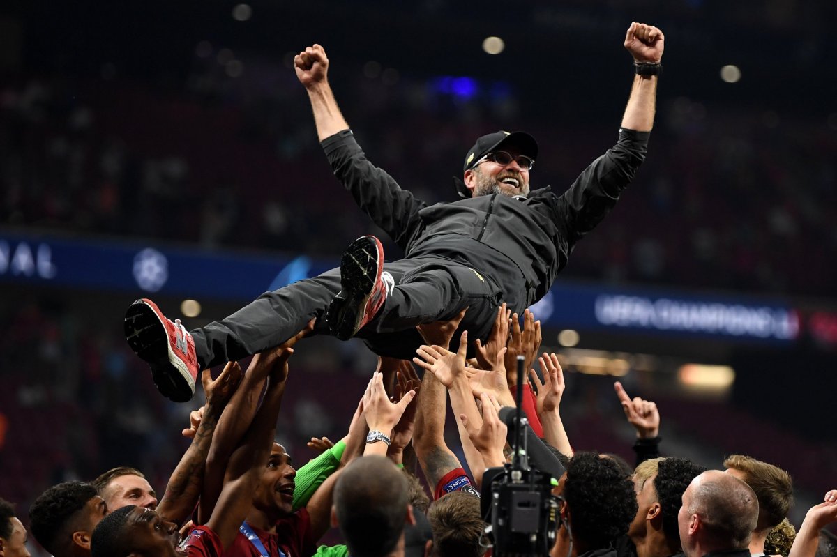 Jürgen Kloppot, a liverpooliak vezetőedzőjét ünnepelik a játékosok •  Fotó: Liverpool FC/Facebook