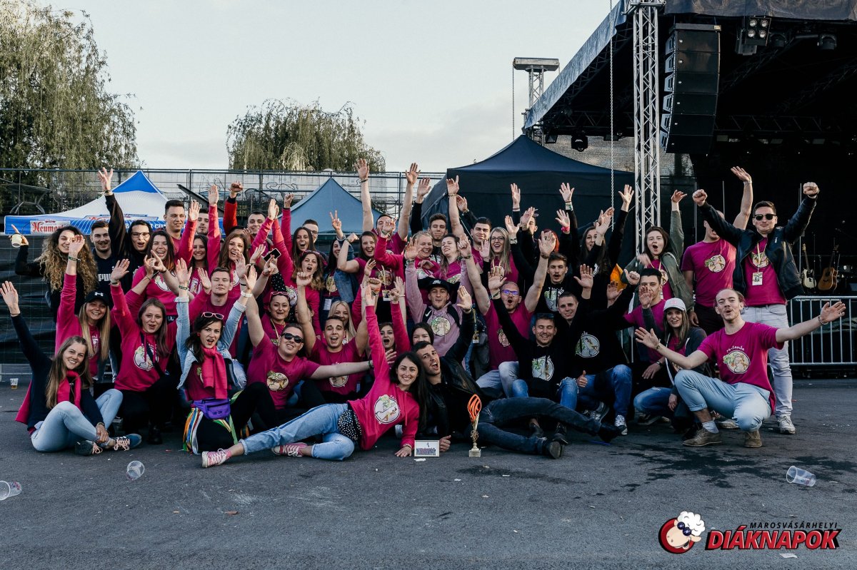 Győzelmet ünnepelnek a Fa-Samba csapat tagjai. A marosvásárhelyi diáknapokon ők teljesítettek a legjobban 
