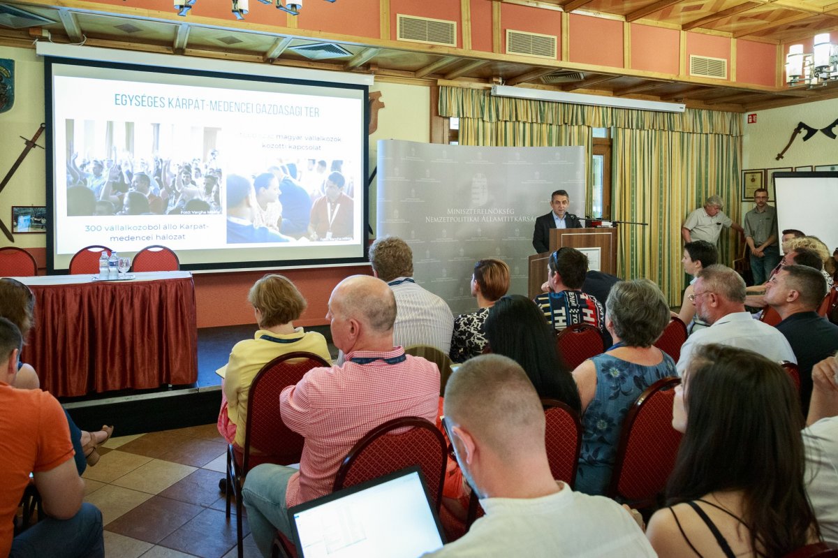 Potápi Árpád János az egységes magyar médiatér megvalósításának fontosságát hangsúlyozta a médiatalálkozón • Fotó: Nemzetpolitikai Államtitkárság