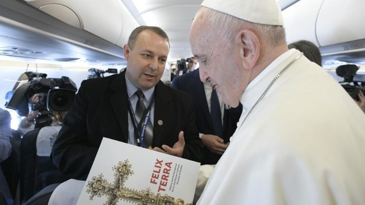 A nagyváradi egyházmegye kincseit mutatja be a Micaci Cristian által átadott ajándékalbum •  Fotó: Vatican Media