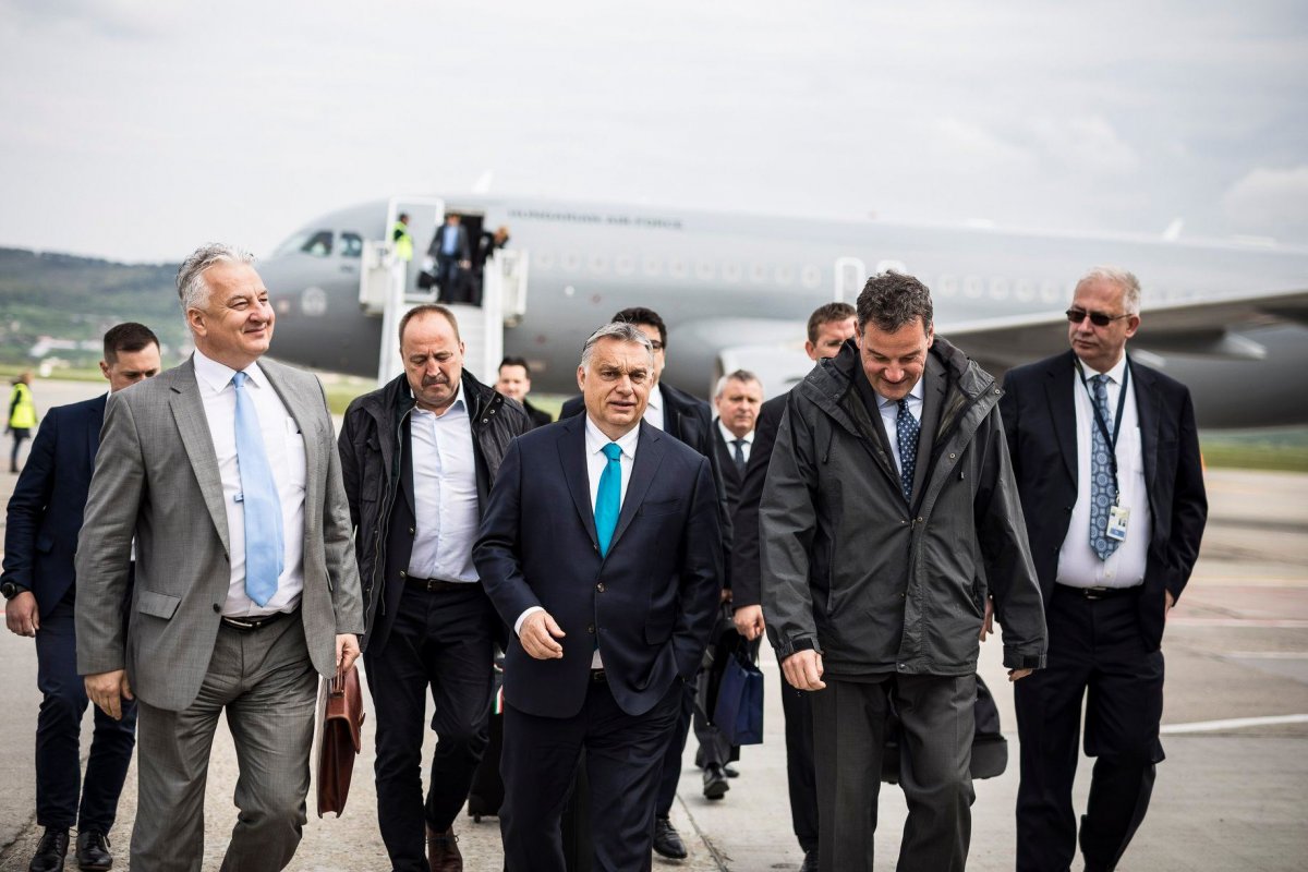 Orbán Viktor miniszterelnököt és küldöttségét fogadja David Ciceo, a légikikötő igazgatója (jobbra, napszemüvegben) a kolozsvári repülőtéren •  Fotó: Orbán Viktor/Facebook