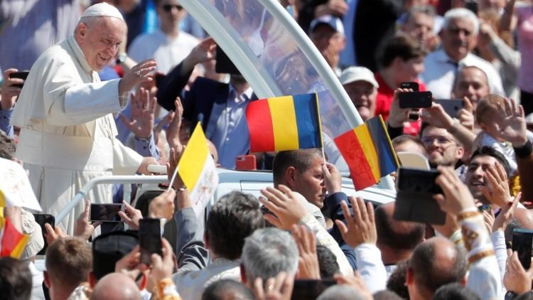 A boldoggá avatási ceremóniára a balázsfalvi Szabadság mezején közel ötvenezer zarándok jelenlétében került sor &bullet;  Fotó: Vaticannews.va