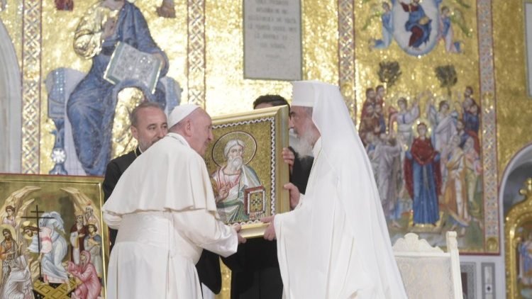 Ferenc pápa és Daniel ortodox pátriárka a bukaresti Nemzet Megváltása-katedrálisban •  Fotó: Vatican News