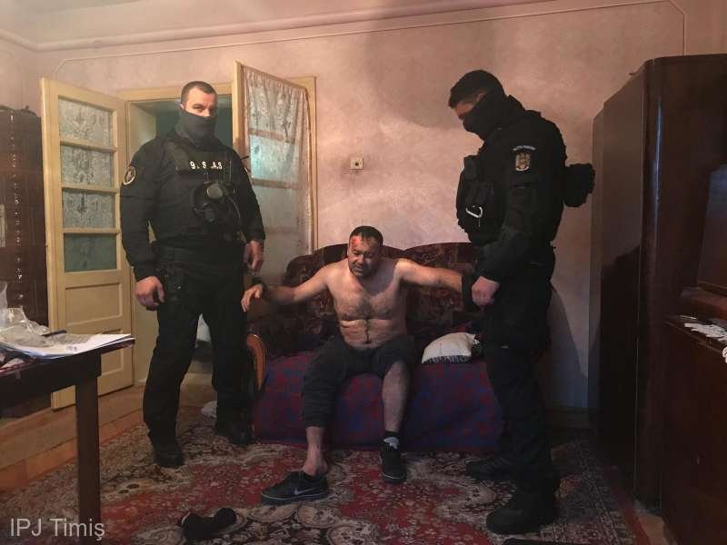 A veszélyes bűnöző a rendőrség különleges alakulata tagjainak fogságában • Fotó: Temes megyei rendőrség