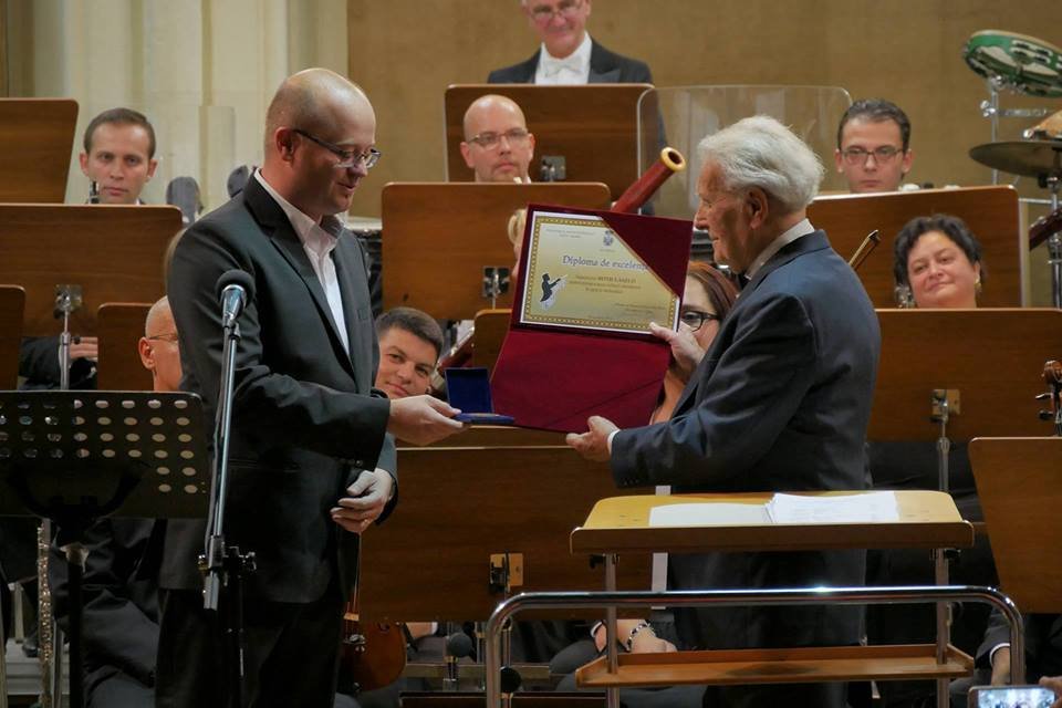 Kitüntetések sora. Roth László karmester 2016-ban szülővárosában, Szatmárnémetiben díszoklevelet vett át Kereskényi Gábor polgármestertől •  Fotó: Facebook/Gábor Kereskényi