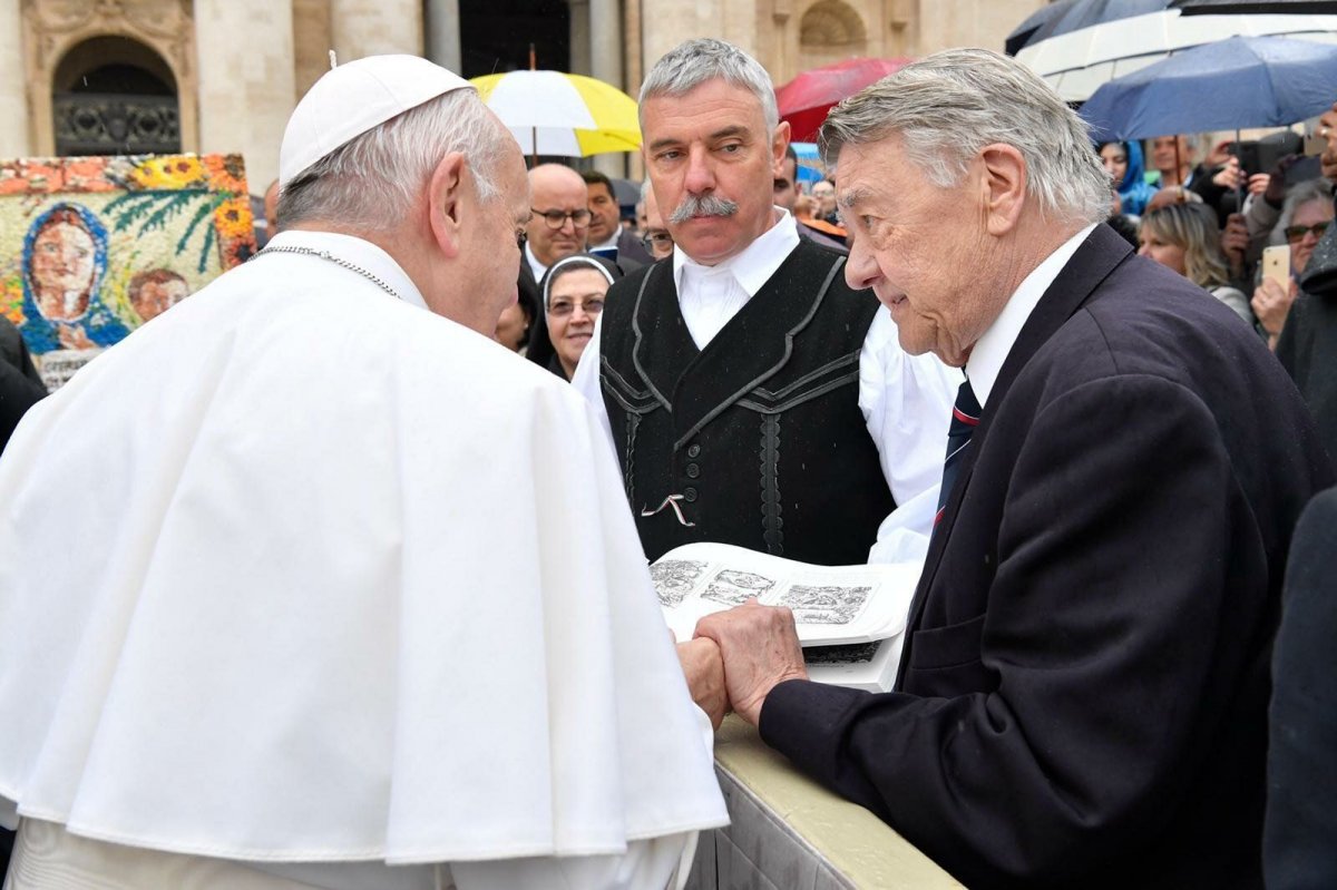 Szalai Béla (jobbra) és Tamás Sándor az általános audiencián a pápával &bullet;  Fotó: Tamás Sándor/Facebook