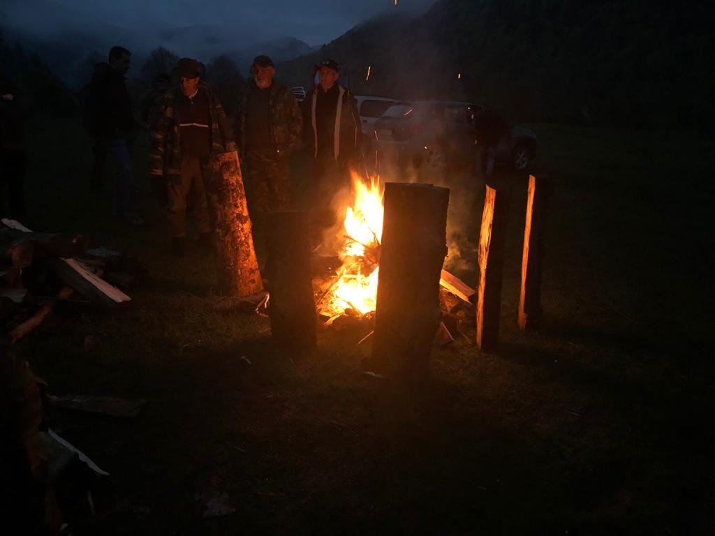 Tábortűz mellett virrasztottak az úzvölgyi katonai temetőnél &bullet;  Fotó: Úzvölgyi kezdeményező bizottság