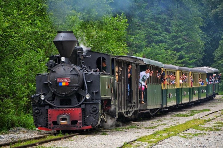 A máramarosi turistaszerelvény a Visó völgyében. Napokkal előre elfogynak a jegyek •  Fotó: Facebook/Mocăniţa Steam Train