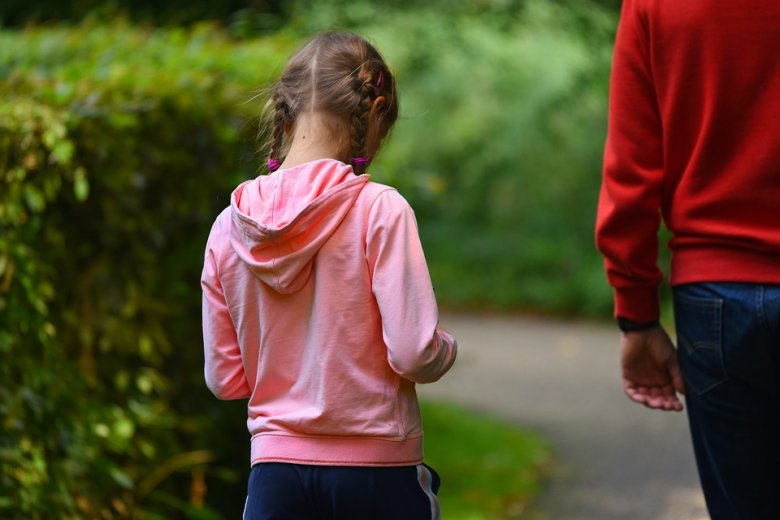 Ha a gyerek azt éli meg, hogy a szülő elégedetlen vele, vagy éppen elszomorította a szüleit valamilyen rossz cselekedettel, akkor az már önmagában egyfajta következménye a tettének •  Fotó: Pixabay.com