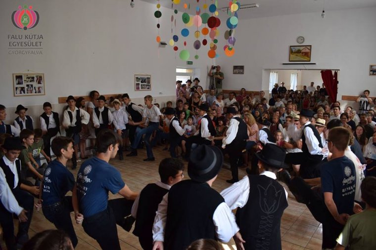 Erdély-szerte táborokban ropják a néptáncot – a rendezvényeken a vidék hagyományos szellemi és tárgyi kultúráját is bemutatják