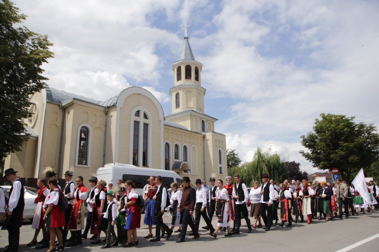 Kalotaszegi Magyar Napok: a tájegység huszonnégy települése népviseletbe öltözött hagyományőrzői szavalták Ady egyik versét