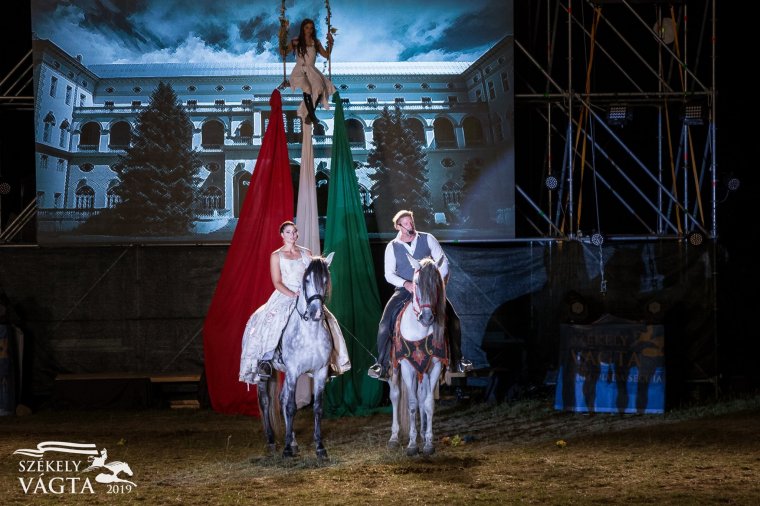 Rendőrök a Kincsem „főszerepében”: kiviselték magukat a maksai egyenruhások a lovasszínházi előadás közben