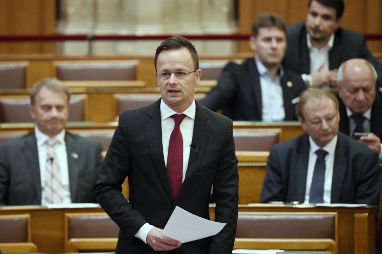 Szijjártó Péter az Országgyűlésben: fel kell lépni a magyarellenes kirohanások ellen Romániában