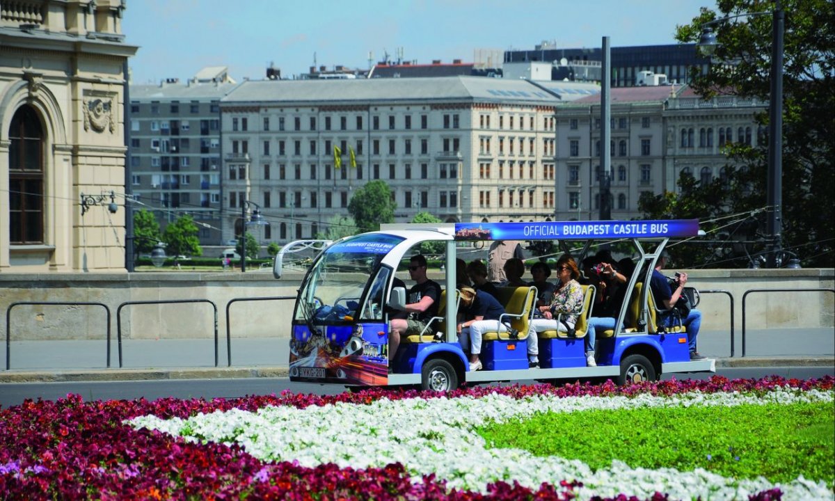Követendő példa. Rendkívül népszerűek a budai várban közlekedő elektromos minibuszok &bullet;  Fotó: Budapestcastlebus.com