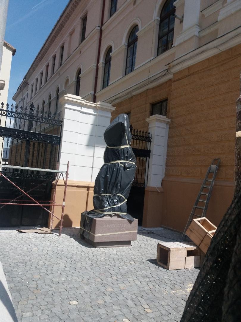 A belvárosi helyszín az egyelőre még rejtegetett alkotással •  Fotó: Pap Melinda