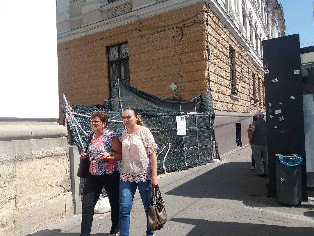 Az unitáriusok által kialakított kis tér egyetlen szépséghibája a közeli buszmegálló •  Fotó: Pap Melinda