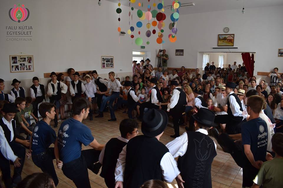 Legénykör. A györgyfalvi népttánctábor résztvevői közönség előtt is bemutathatják a tanultakat •  Fotó: Facebook/Falu Kútja Egyesület